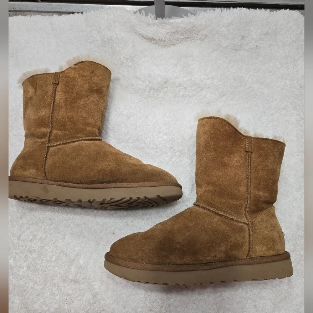 UGG TURNLOCK WOMEN SHORT BOOTS SUEDE CHESTNUT US 8 Women